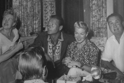 Lex Barker mit Lana Turner (rechts von Lex)<br>und Freunden in der Parry Lodge