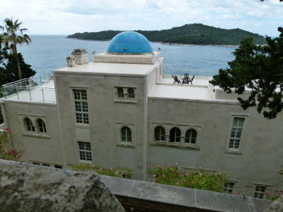 Die Villa vom obersten Treppenpodest aus gesehen