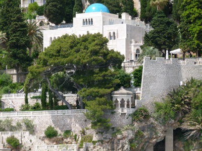 Here you can see the small gazebo on the right side of the villa